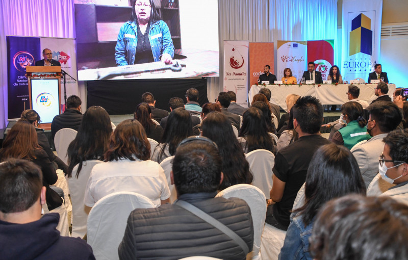 La CNI y la UE, a través del Proyecto REDEmpleo, generaron 310 empleos para jóvenes paceños y capacitaron a otros 5.000